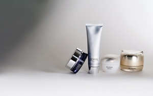 Feuchtigkeitsmasken von SENSAI nebeneinander auf einer weißen Oberfläche vor einem neurtralen Hintergrund